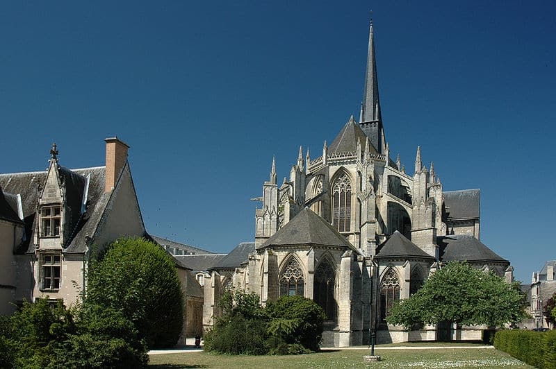 Abbaye de la Trinité de Vendôme sous un ciel bleu