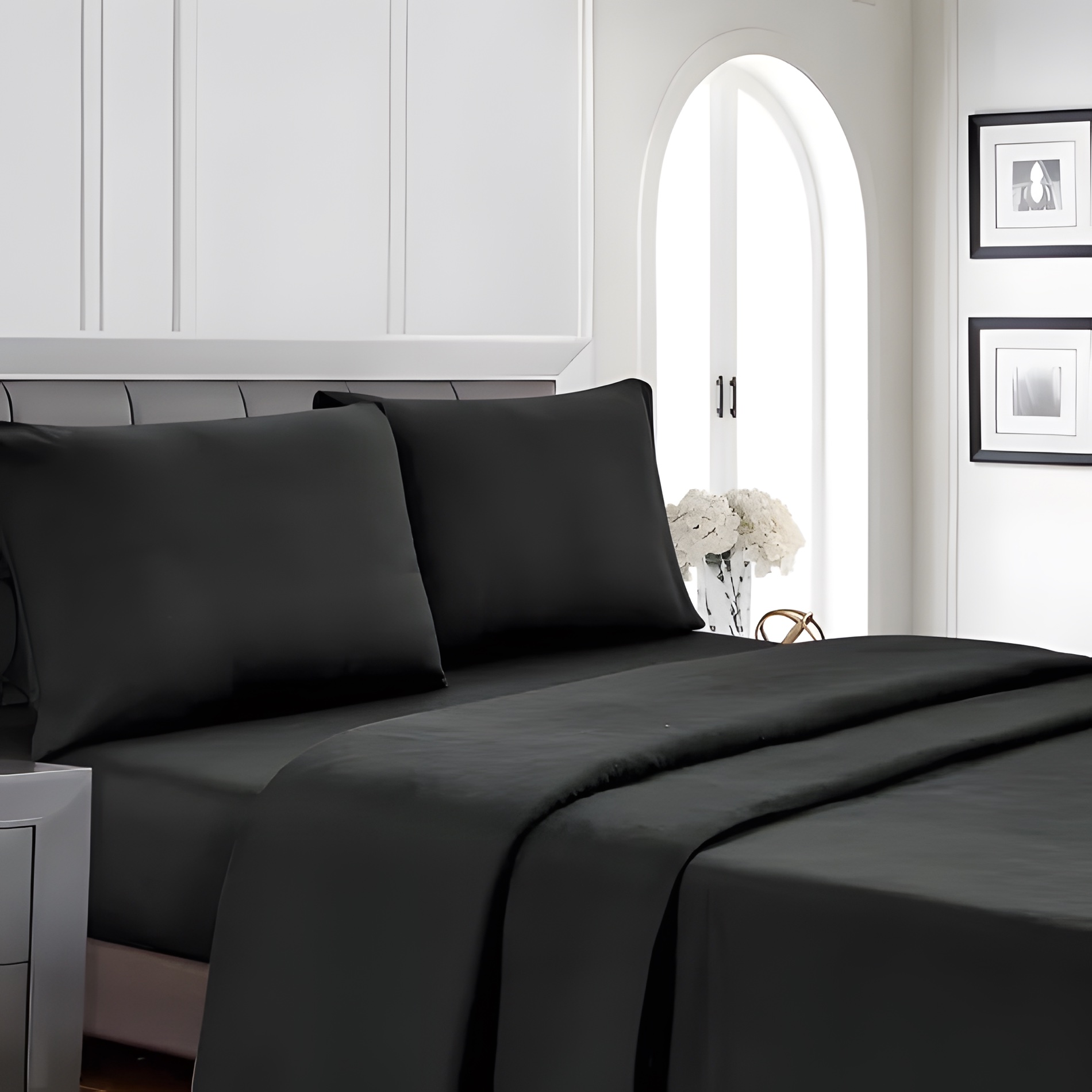Linge de lit noir premium soigneusement disposé